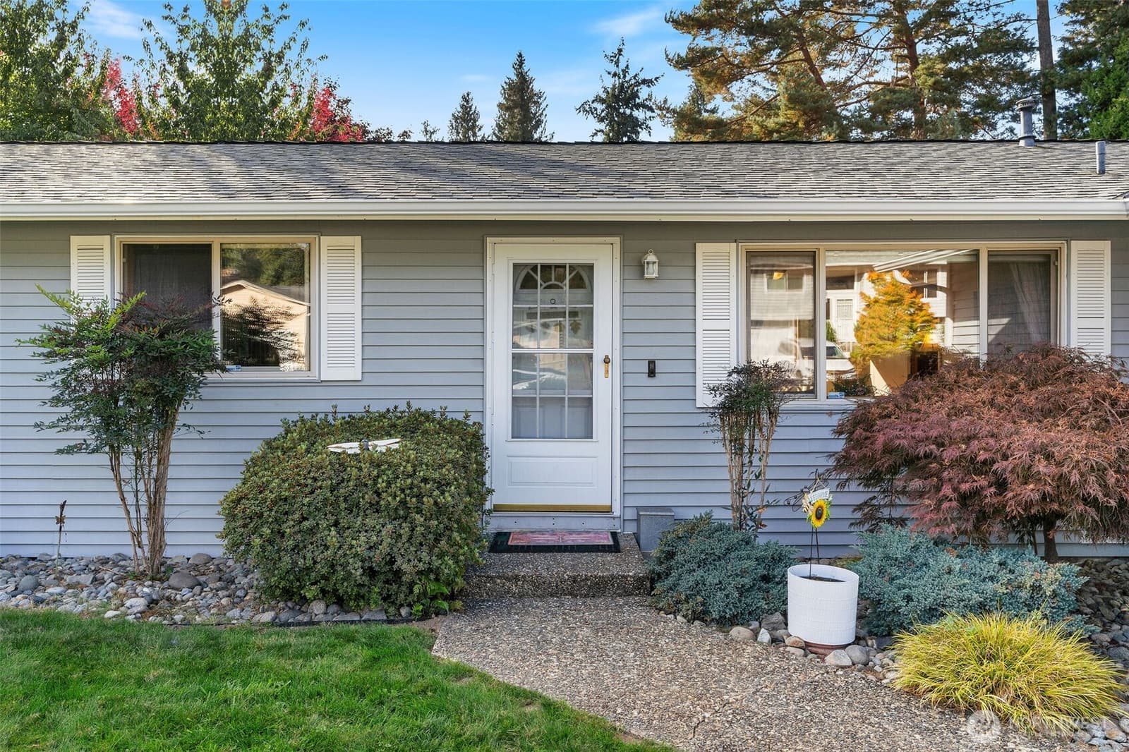Front entry and garden beds at 17104 24th Ave SE, Bothell WA